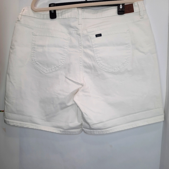 LEE women's mid-rise white shorts Sz 20 Medium cotton blend NWT. - Picture 2 of 14